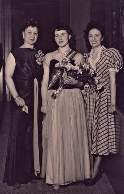 Links van Miss Roomboter 1948 haar trotse moeder en rechts haar zuster die tijdens een… euh gezellig weekend met de juryleden geregeld had dat zij de titel kreeg.